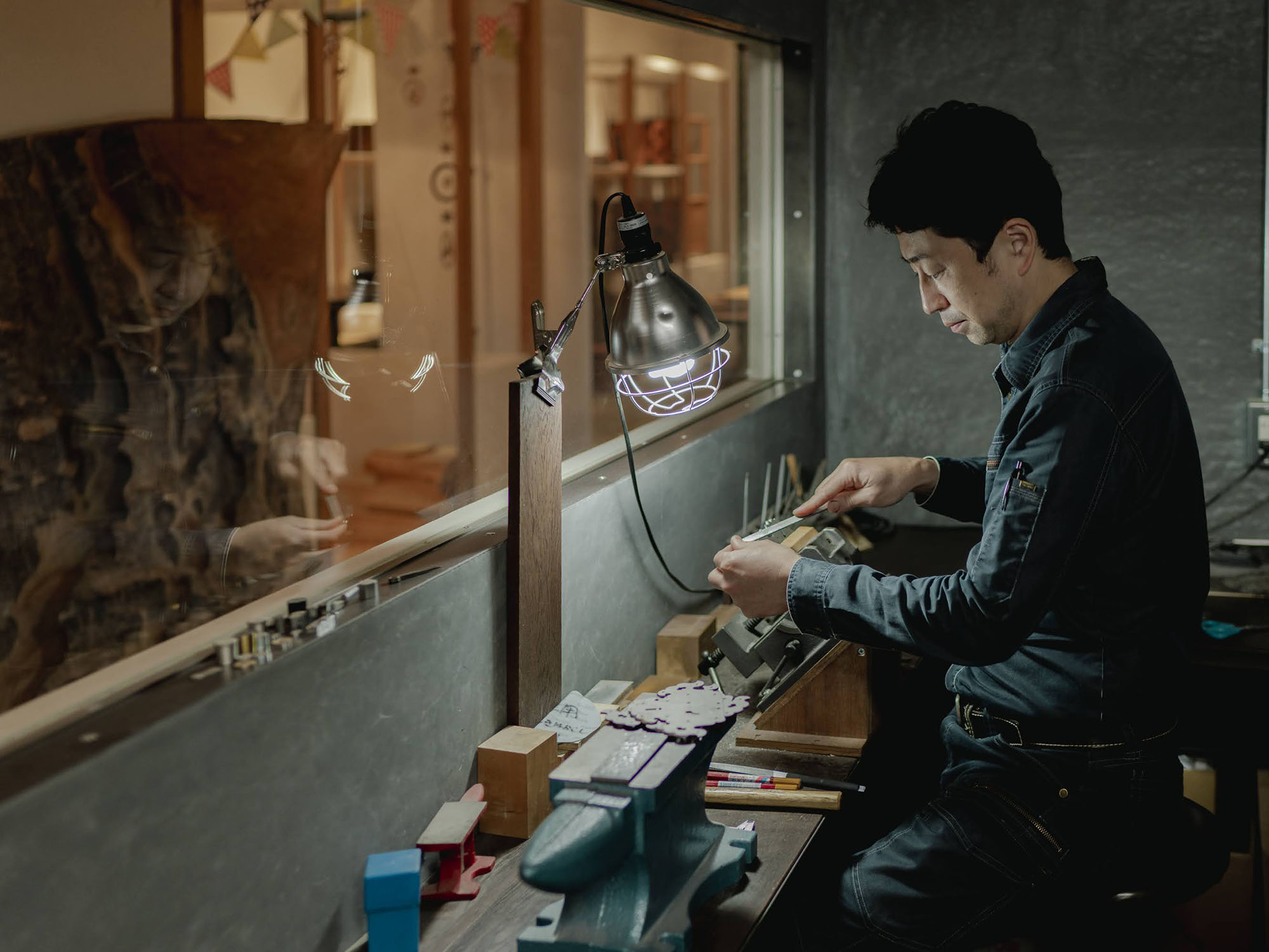 飾り金具を鏨（たがね）加工した　焼き杉の小ダンス 加茂の特産品・桐タンスの伝統を守り続ける「鈴木石太郎タンス店